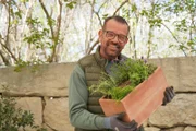 Ein liebevoll bepflanztes Balkonkistchen ist das perfekte Geschenk zum Muttertag, denn es verwöhnt die liebe Mama die ganze Gartensaison lang mit herrlichen Genussmomenten. Karl Ploberger hat Tipps für würzig duftende Kräuter und essbaren Blütenschmuck.