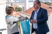 Silva (Jürgen Tarrach) lernt den Straßenjungen Figo (Martim Oliveira) kennen.