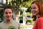 Andrew (Shawn Pyfrom, l.) spielt seiner Mutter Bree (Marcia Cross, r.) vor, Mitleid zu haben, doch in Wahrheit plant er, sich an ihr zu rächen ...