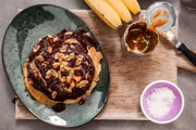 Dann wird es richtig süß: Als Dessert kredenzt Vroni eine Art Torte aus Bananen-Pfannkuchen, mit Milchkaramell, Schokosoße, Vanilleeis und Walnuss-Topping.
