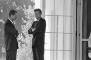 US-Präsident John F. Kennedy (re.) im Gespräch mit seinem Bruder Robert F. Kennedy (li.), dem US-Generalstaatsanwalt, im Weißen Haus in Washington.