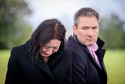 Sophia (Krista Birkner, l., mit Dieter Bach, r.) erkennt, dass sie ihr Verhältnis zu Henry unwiederbringlich zerstört hat.