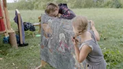 Ein kleines Kunstwerk hat Camp-Papa Thomas gezeichnet - finden jedenfalls Lina und Carlotta.