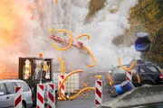 Der Wagen mit Semir, der blinden Richterin Ingrid Seeler und dem Entführer Igor verunglückt in einer Autobahnbaustelle...