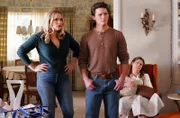 (v.l.n.r.) Mandy McAllister (Emily Osment); Georgie Cooper (Montana Jordan); Mary Cooper (Zoe Perry)