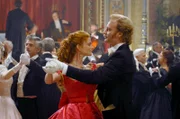 Ein neues Traumpaar der Lübecker Gesellschaft: Thomas (Mark Waschke) und Gerda (Léa Bosco) Buddenbrook