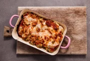 Vroni Lutz inspirieren die Vögala zu einem Auflauf aus gefüllten Basilikum-Pfannkuchen mit einer Ricotta-Spinat-Mischung, gebacken in Tomaten-Sauce.