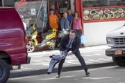Nach dem Fund einer erschossenen alten Dame, entdeckt Danny einen potenziellen Täter auf der Straße. Danny lässt sich auf ein gefährliches Wettrennen ein ...
