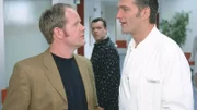 Erik (Guntbert Warns, l.) glaubt, dass Dr. Schmidt (Walter Sittler, r.) nicht für eine längere aufrichtige Beziehung zu haben ist. Tim (Oliver Reinhard) missversteht die Situation und glaubt, dass Erik Nikola einen Heiratsantrag machen möchte.