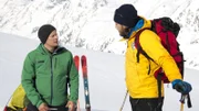 Markus (Sebastian Ströbel, r.) erfährt von Ben (Mirko Lang, l.), dass zwei Mädchen seiner Gruppe verschwunden sind.