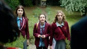 Die drei Schwestern - Nina (Caitlin Hamilton), Addie (Lola Blue) und Keedie (Georgia De Gidlow, v.l.n.r.) - gehen am ersten Schultag gemeinsam zur Schule. Addie ist besonders aufgeregt, denn sie bekommt eine neue Klassenlehrerin.