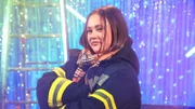 Elma schlüpft für ihrer Rolle Frida bei einem Dreh mit der Feuerwehr in ein echtes Firefighter-Outfit.