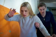 Igor (Nikolay Sidorenko) hat die blinde Richterin Ingrid Seeler (Sandra Borgmann) in seiner Gewalt.
