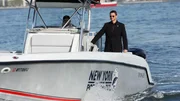 Ein Mann fällt von einer Brücke auf einen Attentäter und beendet so einen Amoklauf auf dem East River. Det. Mac Taylor (Gary Sinise) will herausfinden, ob der Sprung wirklich ein Selbstmord war.
