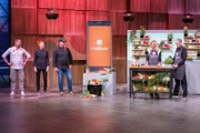 Mike Süsser (l.), Meta Hiltebrand und Ludwig "Lucki" Maurer präsentieren bei "FoodDude" ihre besten Original-Rezepte zum Nachkochen. Rechts Gründer Sven Torner mit Investorin Dagmar Wöhrl.