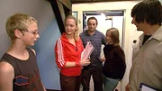 Manuel (28) und seine beiden Geschwister Steven und Josefine zeigen Eva Brenner und John Kosmalla ihr Haus
