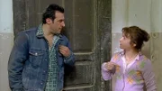 Capitano Anceschi und Natalina geben sich gegenseitig die Schuld daran, dass sie von Gangstern verschleppt und eingesperrt wurden.  (Flavio Insinna, Natalie Guetta, v.l.)  Verwendung nur in Verbindung mit der Programmkommunikation. Jede andere Nutzung ist untersagt.