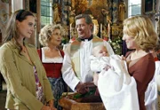 Sandys (Anna Kaminski, li.) Sohn Emil (Maximilian & Manuel Reinthaler) wird von Pfarrer Steffensen (Jan Fedder) getauft. Freundin Nele (Nikola Kastner, li.) darf den Kleinen halten, Sophie (Michaela May) schaut zufrieden zu.