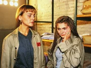Mona (Anja Beatrice Kaul, li.) möchte, daß Jule (Anke Rähm) mehr auf Axels Wünsche eingeht. Noch weiß sie nicht, daß Jule ihre Tochter ist....