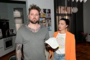 ACHTUNG SPERRFRIST! Die Veröffentlichung dieses Motives ist für alle ONLINE-MEDIEN (außer Programm-Presse) erst ab dem 15.05.2025 frei. Emily (Anne Menden) merkt, dass die Sache mit Clara an John (Felix von Jascheroff) nagt.