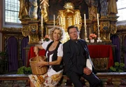 Pfarrer Jens Steffensen (Jan Fedder) aus Hamburg engagiert Sophie Strohmayr (Michaela May) als Pfarrhaushälterin.