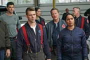V.l.: Jake Cordova (Damon Dayoub), Matthew Casey (Jesse Spencer), Stella Kidd (Miranda Rae Mayo), Mouch (Christian Stolte), Gabriela Dawson (Monica Raymund), Christopher Hermann (David Eigenberg)