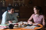 Bijan (Omid Memar) gibt Gabriela (Rocío Lutz) Nachhilfe.