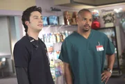 "Scrubs - Die Anfänger", "Mein Durchhänger." J.D. fühlt sich wie der totale Versager. Er und Kim haben sich getrennt, sein derzeitiger Wohnort ist ein Zelt und er fühlt sich krank. Dr. Cox diagnostiziert bei J.D. eine seltene Kreislaufstörung, die zu häufigen Ohnmachtsanfällen führt. Weder Turk noch Elliot wollen sich um den ewigen Pechvogel kümmern.Im Bild (v.li.): Zach Braff (John 'J.D.' Dorian), Donald Faison (Chris Turk).