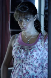 Cleo (Phoebe Tonkin) schaut verbotenerweise in das Spiegelbild des Vollmondes. Danach geht eine merkwürdige Veränderung in ihr vor – sie kann plötzlich wunderschön singen.