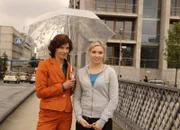 Gute Arbeit: Steffi (Karin Kienzer, l.) überzeugt Lily (Jil Funke, r.) von Maiks zweifelhaften Hochzeitsideen ...