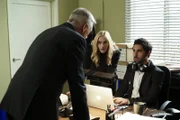 Gelingt es Gibbs (Mark Harmon, l.), Bishop (Emily Wickersham, M.) und Naasir (Rafi Silver, r.) nach dem gescheiterten Undercover-Einsatz neue Hinweise auf den Geschäftsmann, der den Aktienmarkt mit Terroranschlägen manipuliert, zu finden?