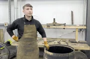 Fassbinder Eoin Fox ist im zweiten Jahr seiner Ausbildung in der Tullamore Distillery.