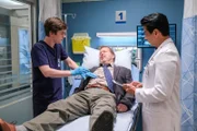 Von links: Dr. Shaun Murphy (Freddie Highmore), unbekannter Darsteller und Dr. Alex Park (Will Yun Lee)  Die Verwendung des sendungsbezogenen Materials ist nur mit dem Hinweis und Verlinkung auf TVNOW gestattet.