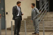 Booth (David Boreanaz, l.) befragt Nick Pavonetti (Nick Thurston), der offenbar mit dem Opfer vor dessen Tod telefoniert hat.  +++ Die Verwendung des sendungsbezogenen Materials ist nur mit dem Hinweis und Verlinkung auf RTL+ gestattet. +++