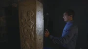Allan Maca untersucht eine verschnörkelte Marmorsäule aus dem prächtigen Palast des Großen Friedens in Xanadu.