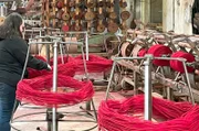 Teppichweberei in der Eifel: Die Spulerinnen wickeln das handgefärbte Kokosgarn auf.