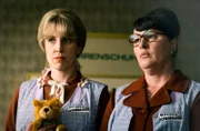 Agnes (Nora Boeckler, l. ) und Ines (Nina Vorbrodt) haben eine sehr unpassende Meinung zu den jungen Leuten.