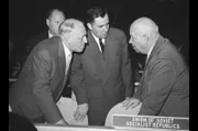 Der sowjetische Regierungschef Nikita Chruschtschow (re.) trifft sich mit dem sowjetischen Außenminister Andrej Gromyko (Mi.) und Valerian Sorin (li.), dem sowjetischen Gesandten bei den Vereinten Nationen.