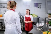 Greta (Laura Osswald, l.) muss einen geplanten Ausflug mit Charly (Natalie Kim Lehmann, r.) absagen.