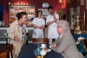 Nuray (Lilay Huser, l.) platzt vor Kunibert Senior (Thomas Goritzki, r.) impulsiv mit der Wahrheit heraus. Esma (Özge Delioglan) und Theo (Julius Dombrink) verfolgen das Gespräch.