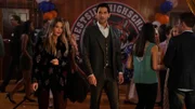 Lucifer (Tom Ellis) und Chloe (Lauren German) müssen sich bei einem Highschool-Klassentreffen einschleichen, um den Mörder zu fassen.