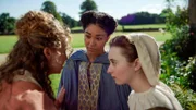 Die Tochter des Gefängniswärters Sarah (Emily Matsa, M.) will ihre Freundin Beth (Emma Tracey, r.), die Zofe von Maggie (Hattie Gotobed, l.), über die neusten Verhaftungen von Frauen, die als Hexen eingestuft wurden, informieren. Maggie hat die beiden dabei überrascht.