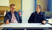Kai Finck (l.) und Martin Hagen (r.) in ihrem alten Klassenzimmer