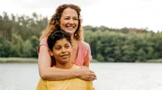Faris (Giorgio Valero, li.) und seine Mutter Minou (Oona Devi Liebicher, re.) halten zusammen.