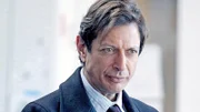 Eine begabte und aus gutem Hause stammende Studentin wird in ihrem Zimmer ermordet aufgefunden. Von der Gerichtsmedizin erfährt Detective Zach Nichols (Jeff Goldblum), dass die Leiche auffällig viel Blut verloren hat.