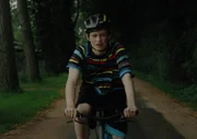 Aaron (Philip Müller) fährt auf dem Fahrrad.