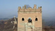 Allan Maca erkundet einen Turm an der Großen Mauer der Ming in Jinshanling. (National Geographic/Ben Sherlock)