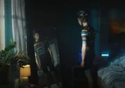 Aaron (Philip Müller) probiert sein Radler-Outfit an, dass Jenny ihm für die Radtour gekauft hat.