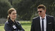 Brennan (Emily Deschanel) und Booth (David Boreanaz) werden auf einen Acker gerufen, auf dem eine ziemlich ramponierte Leiche gefunden wurde. Wer ist der Tote und wie kam er ums Leben?
