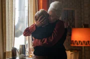 Christel (Katja Riemann, r.) und Ulla (Elisa Schlott) sprechen sich aus.